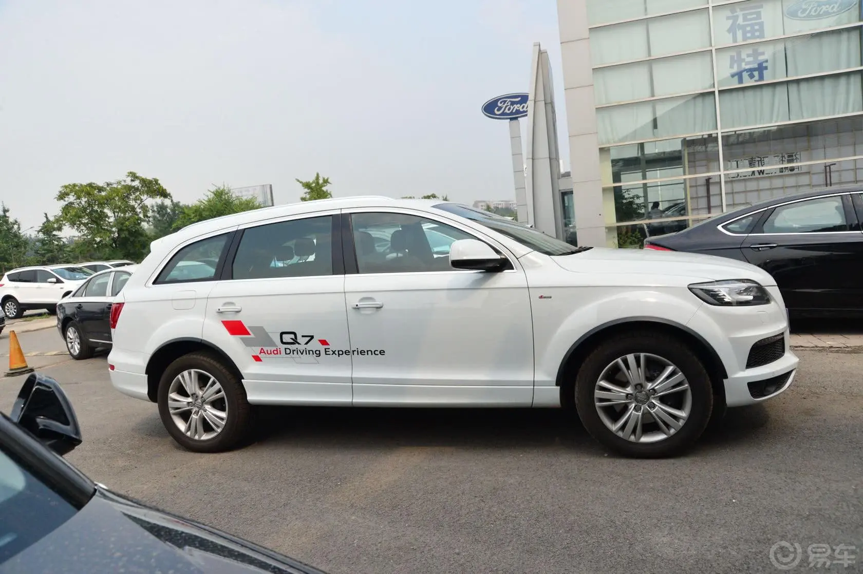 奥迪Q735 TFSI quattro 专享型正侧车头向右水平