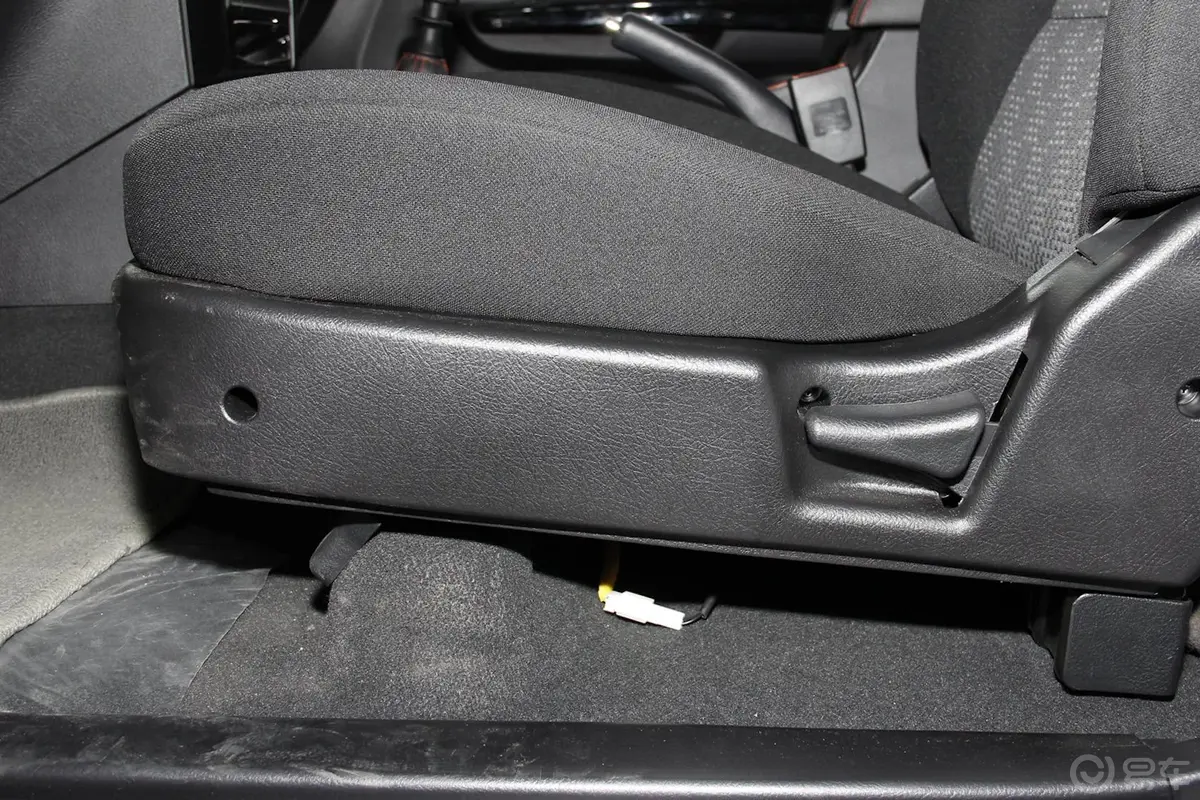 哈弗H5经典智尊版 2.0T 手动 两驱 进取型 柴油版座椅调节键
