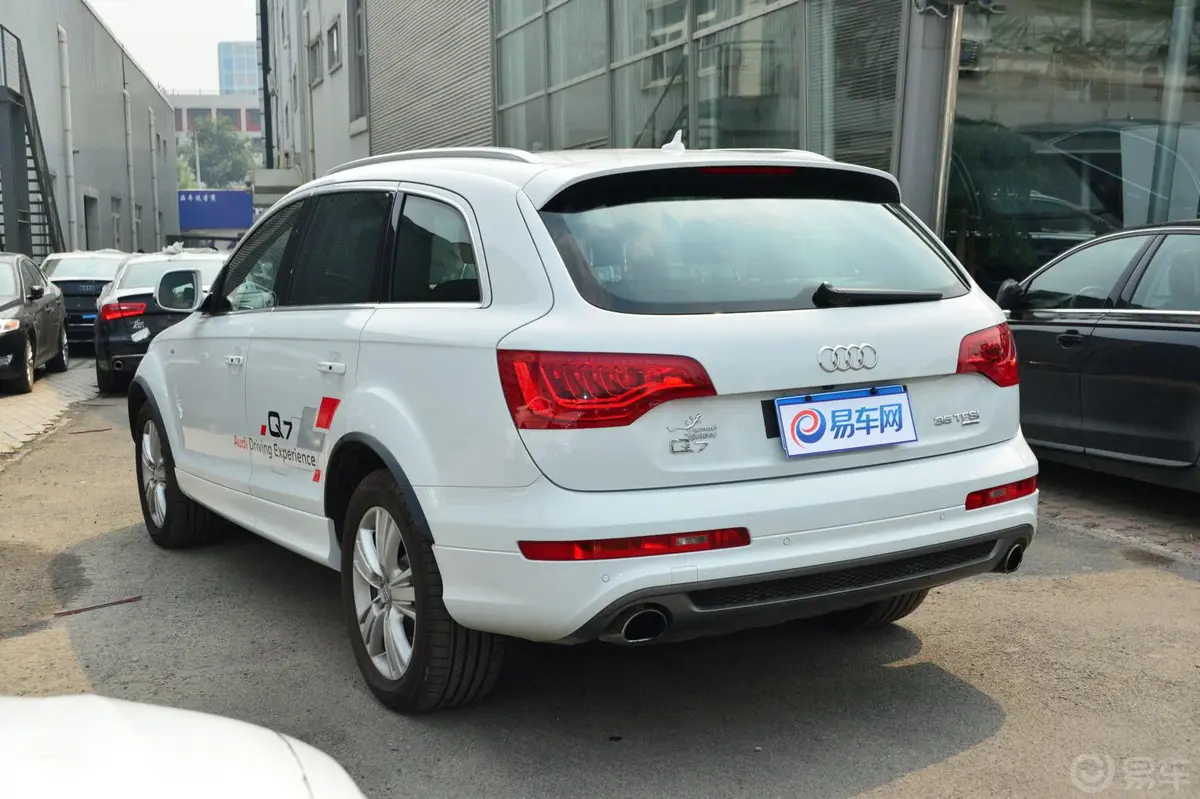 奥迪Q735 TFSI quattro 专享型侧后45度车头向左水平