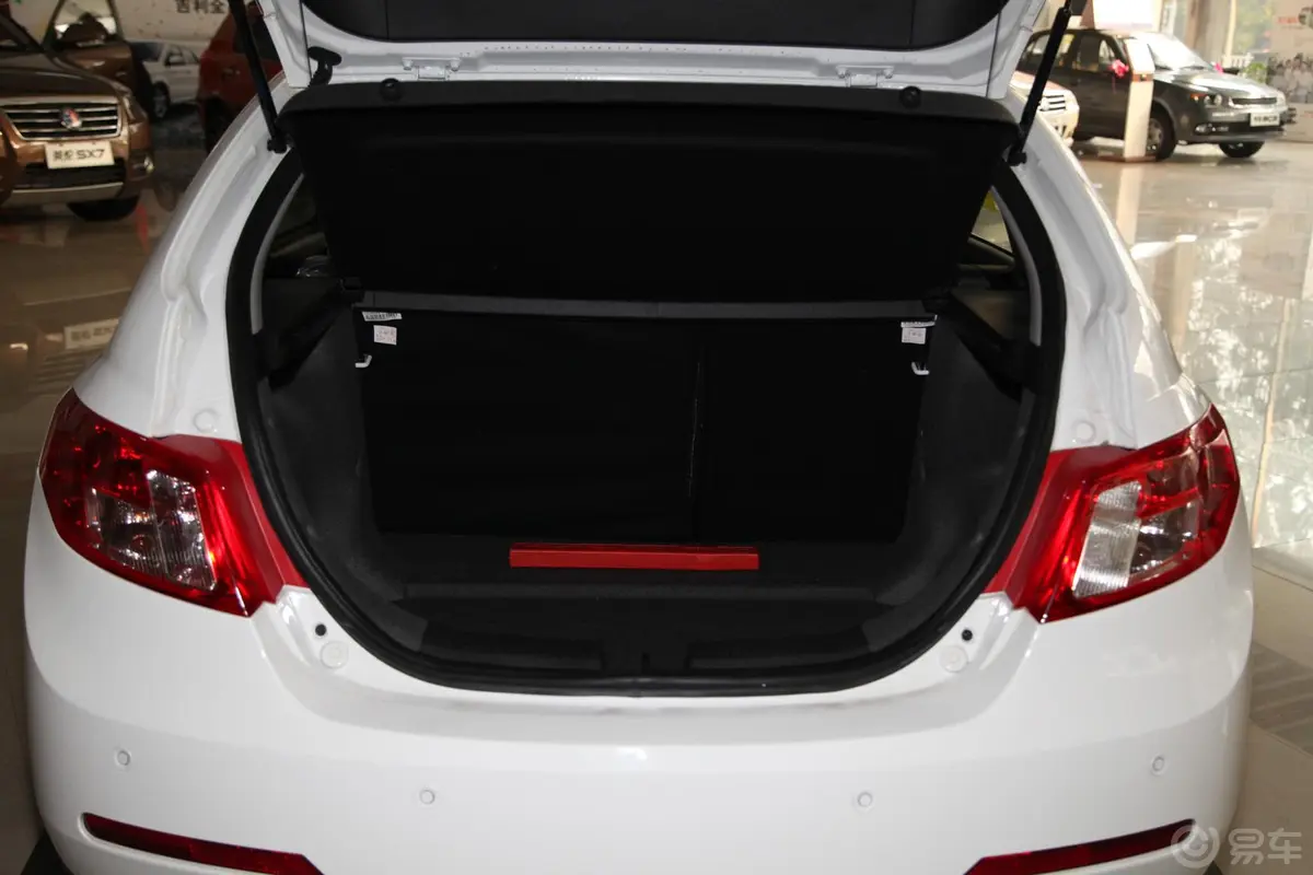 帝豪两厢 1.8L 自动 尊贵型行李箱空间