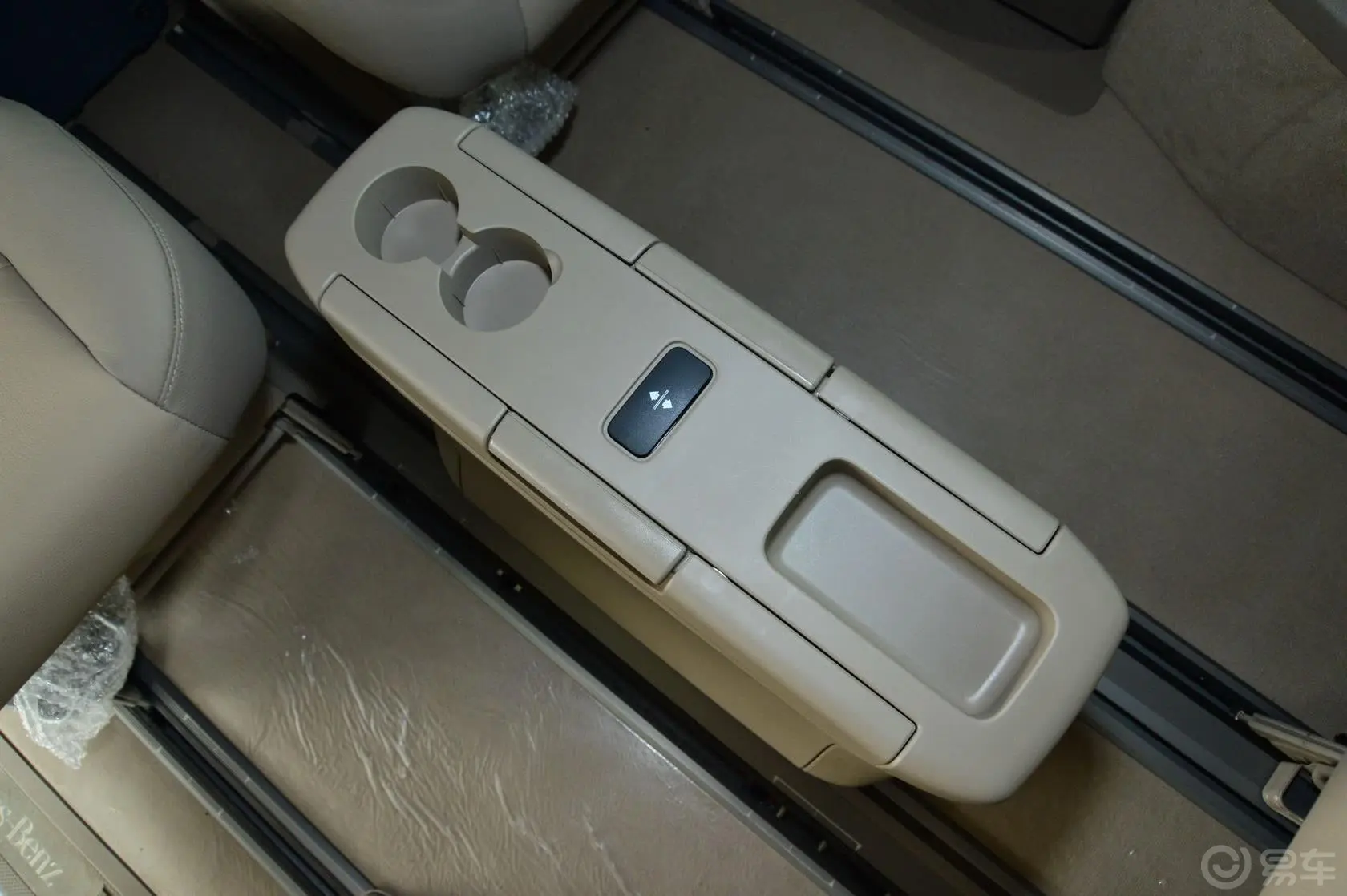 唯雅诺3.0L 舒适版前排中央扶手箱空间