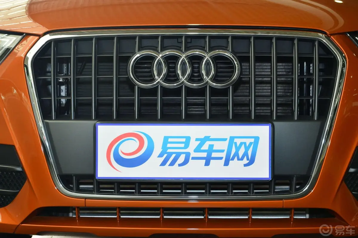 奥迪Q340TFSI quattro 豪华型前格栅侧俯拍