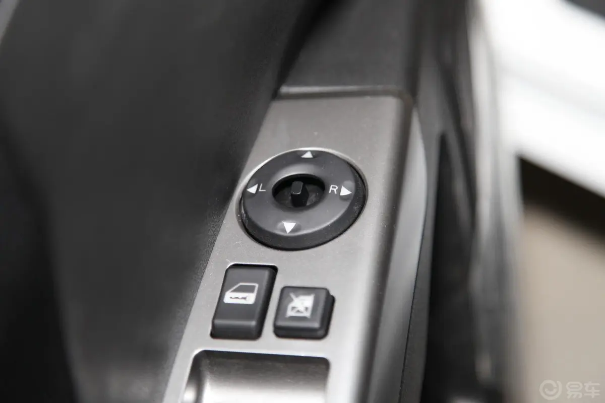 帝豪两厢 1.8L 自动 尊贵型外后视镜控制键
