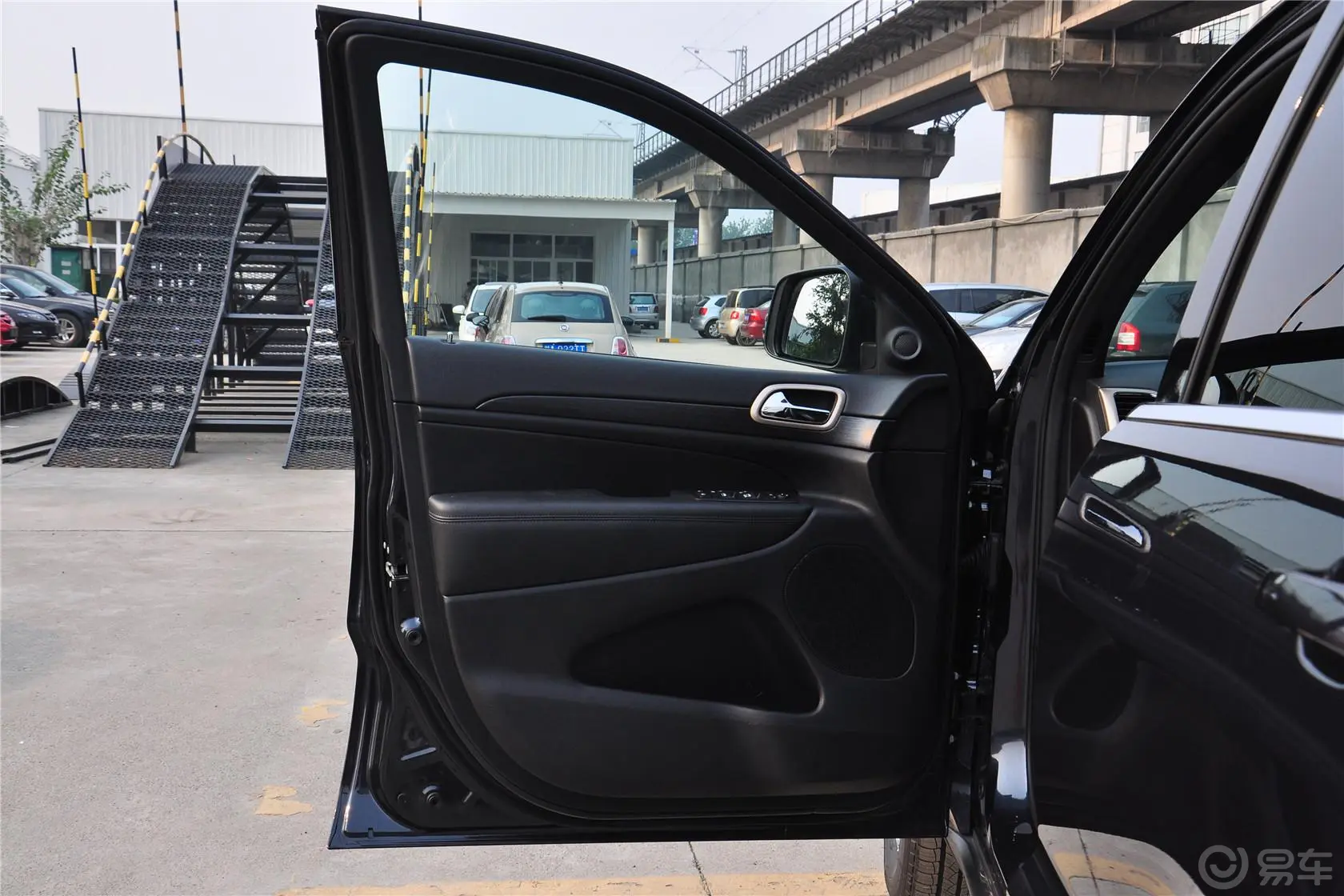 大切诺基(进口)3.6L 舒适导航版驾驶员侧车门内门板
