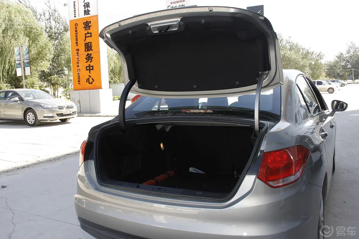 雪铁龙C4L1.8L 自动 劲智版行李厢开口范围