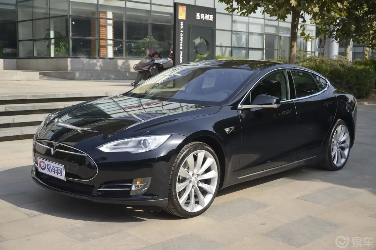 Model S85侧前45度车头向左水平