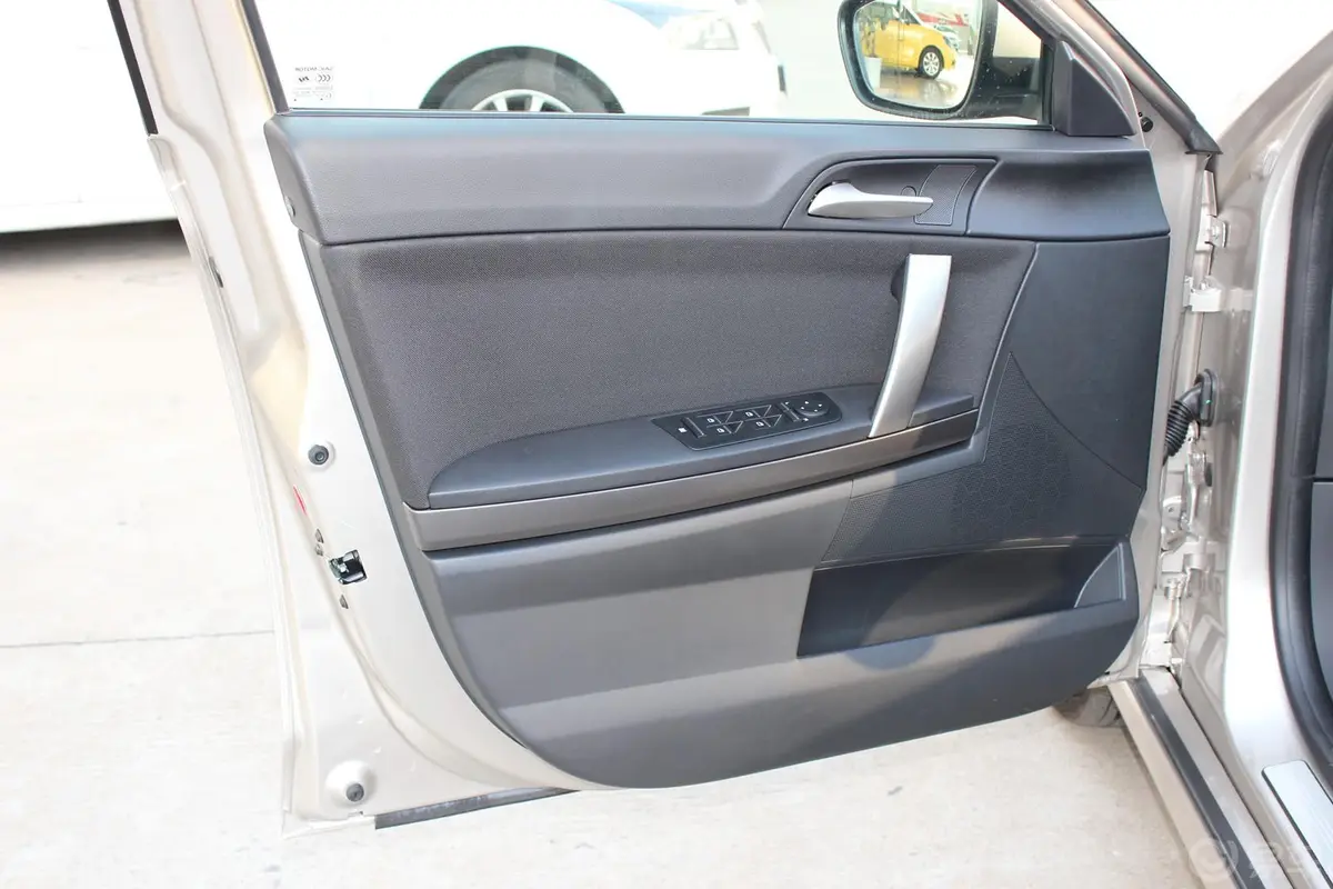 MG6掀背 1.8L AT 驾值版驾驶员侧车门内门板