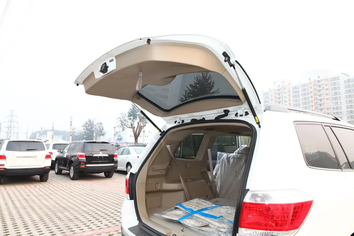 汉兰达3.5L 自动 四驱 至尊型 7座行李厢开口范围