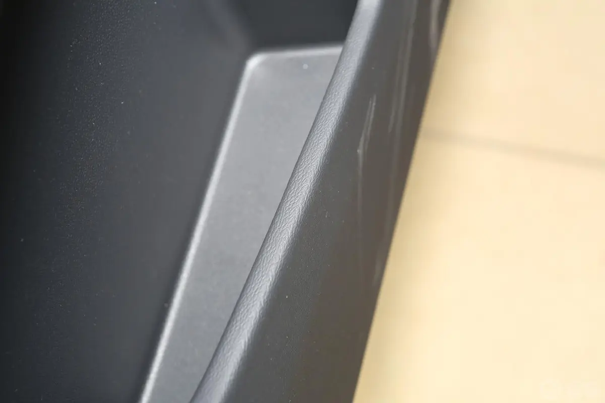 沃尔沃XC60(进口)2.0T T5 改款 智逸版驾驶员门储物盒