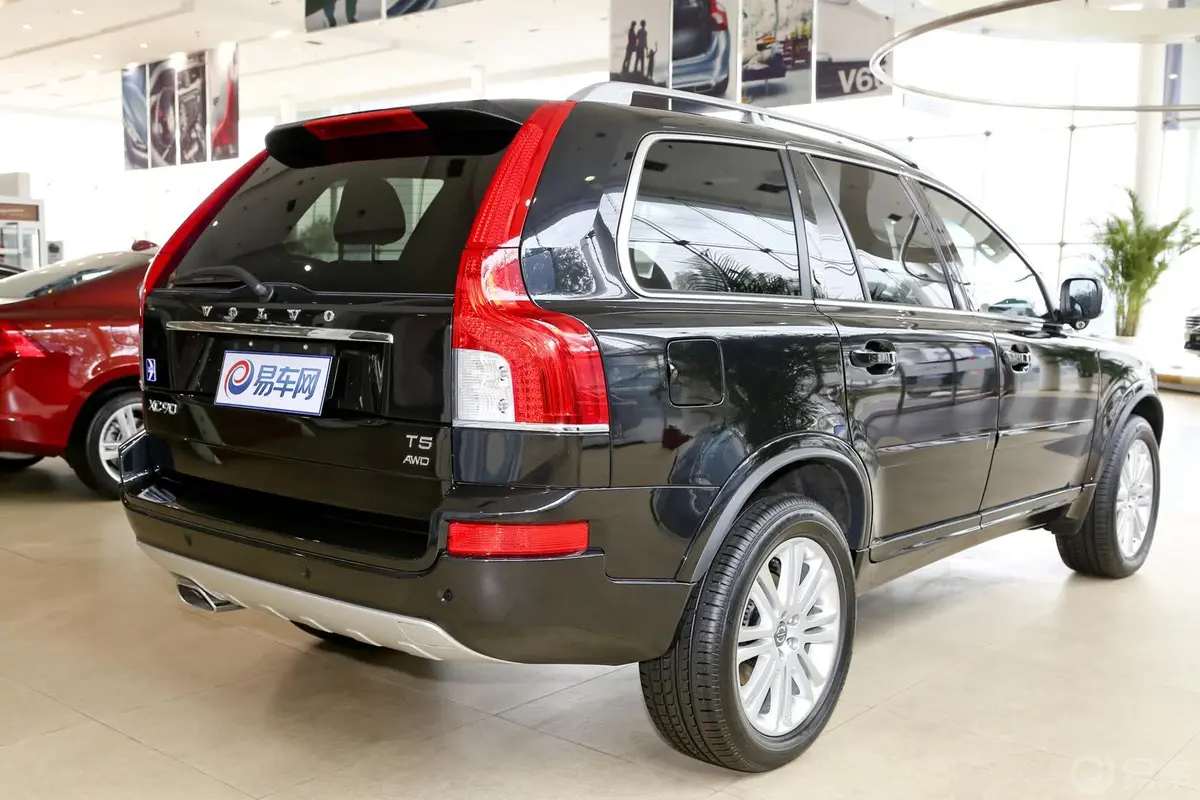 沃尔沃XC902.5T T5 豪华版侧后45度车头向右水平