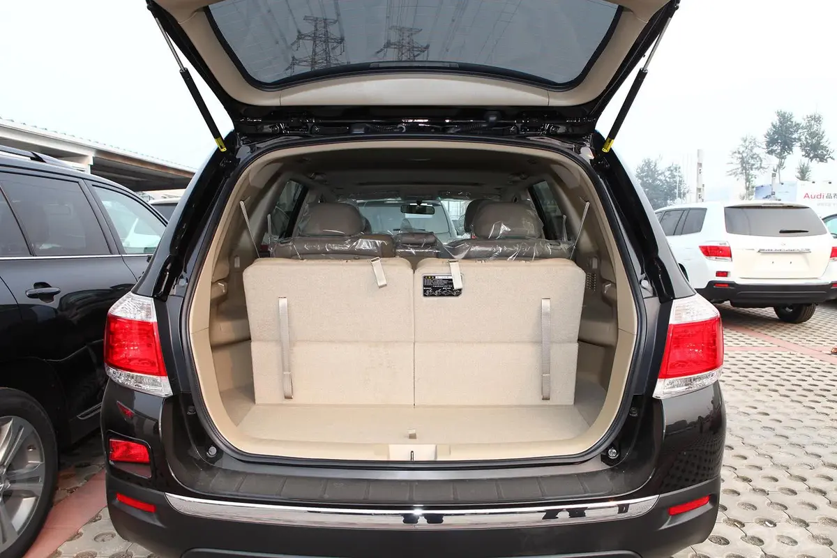汉兰达3.5L 自动 四驱 至尊型 7座行李箱空间
