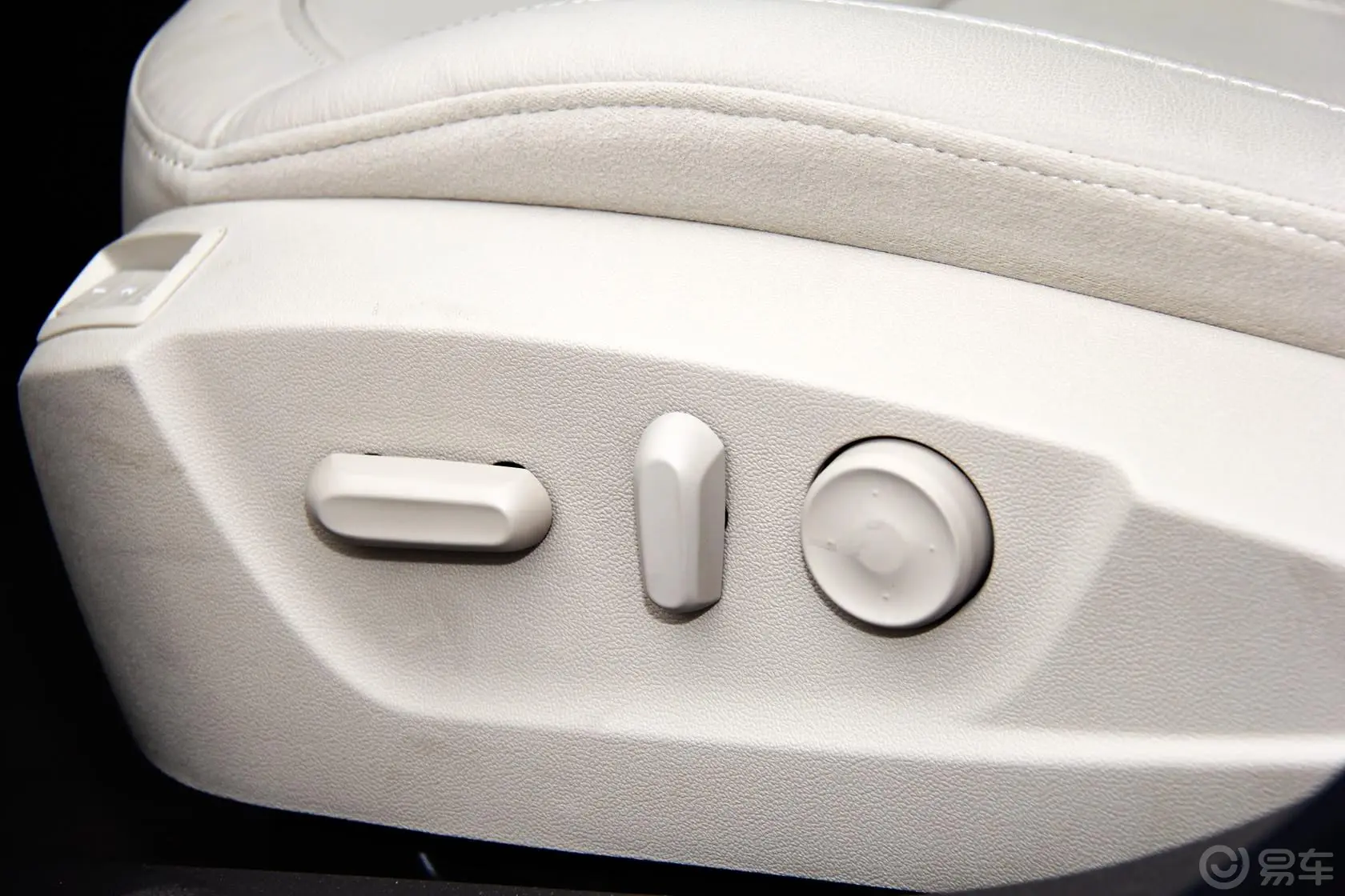 君威2.4L 自动 豪华时尚型座椅调节键
