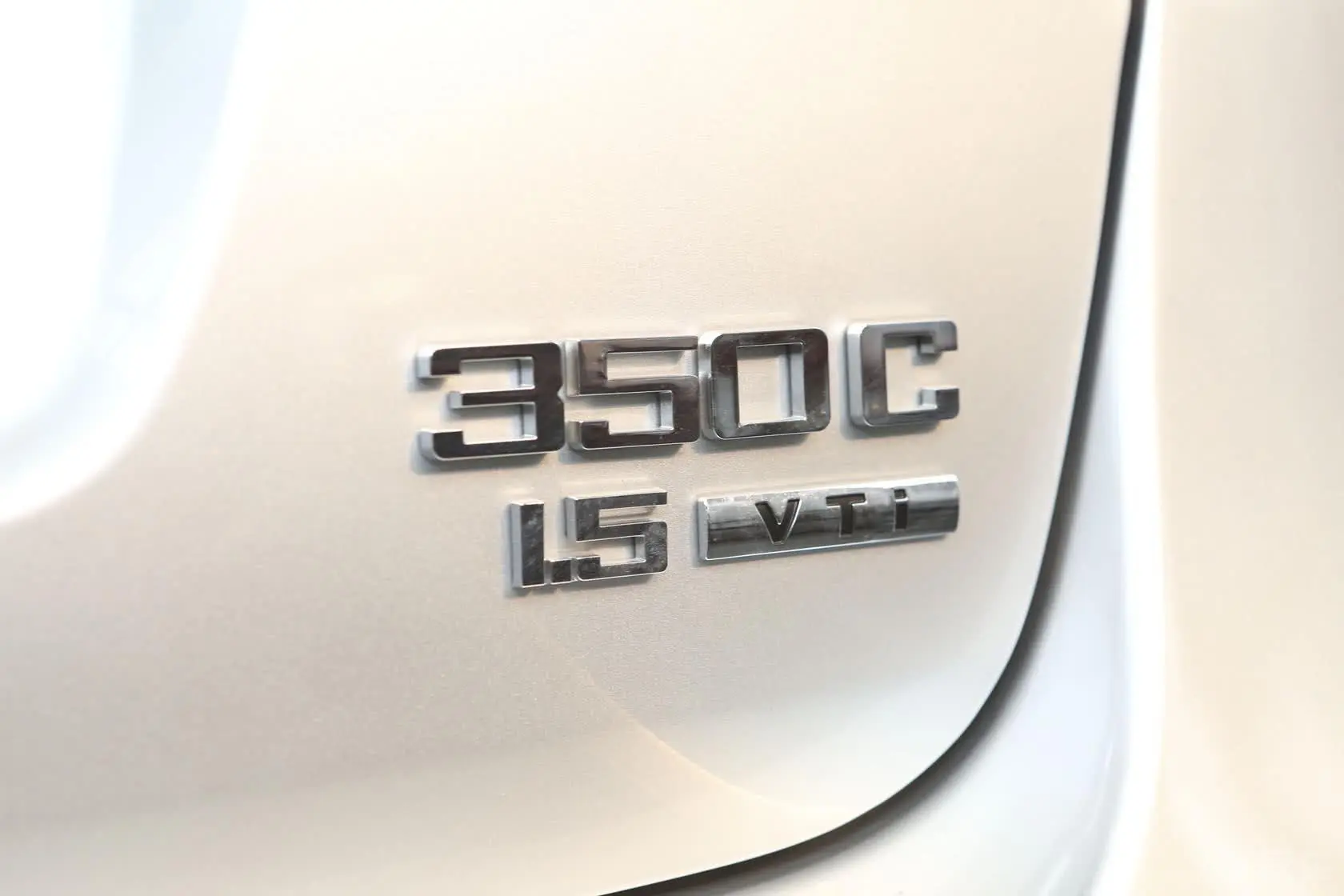 荣威350350C 1.5L 自动 讯悦版尾标