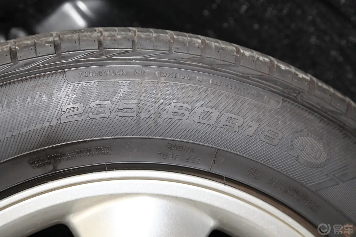 荣威W53.2L 自动 四驱 尊域版轮胎规格