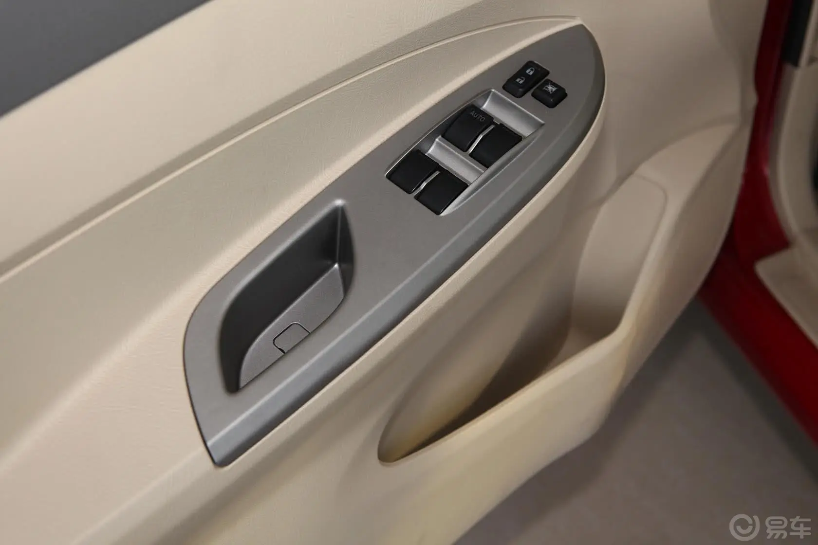 比亚迪L31.5L 自动 舒适型驾驶员门储物盒