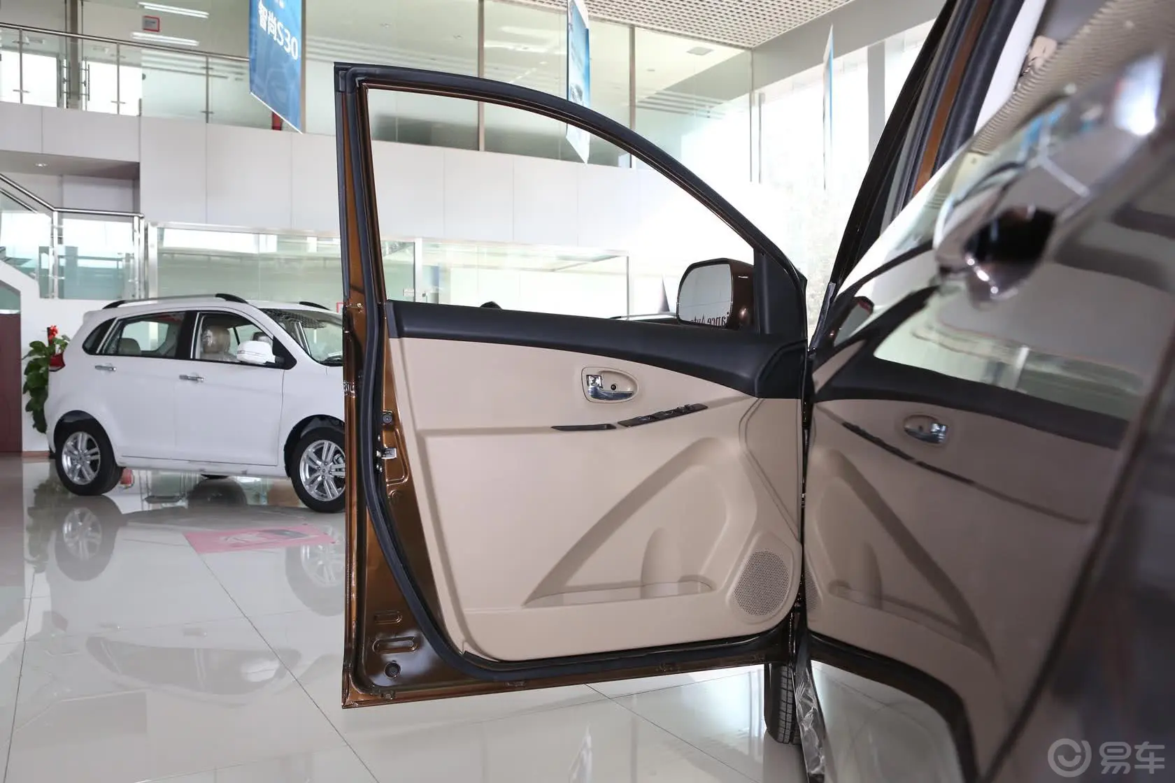 智尚S301.5L 手动 舒适版驾驶员侧车门内门板