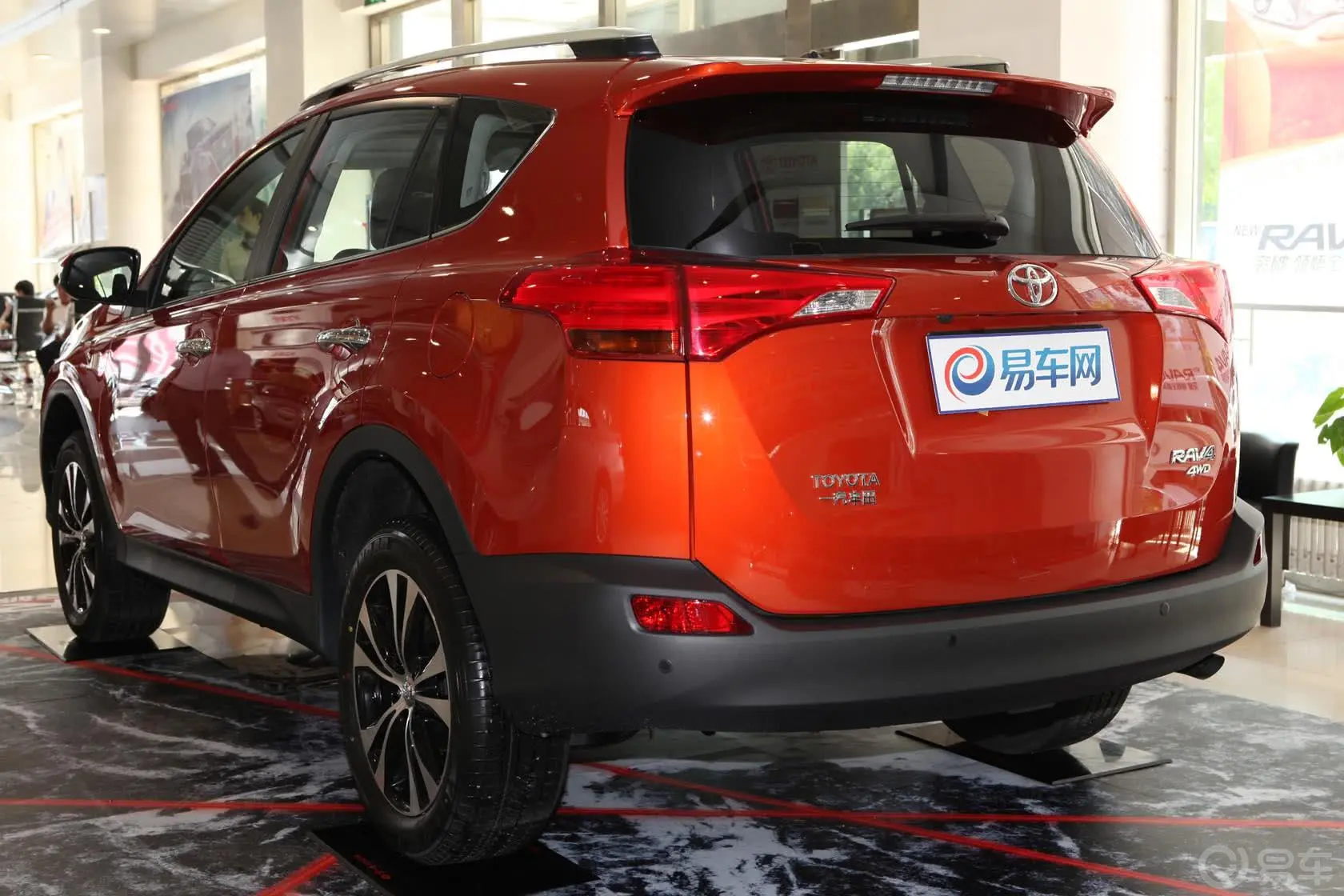 RAV4荣放2.5L 手自一体 尊贵版外观