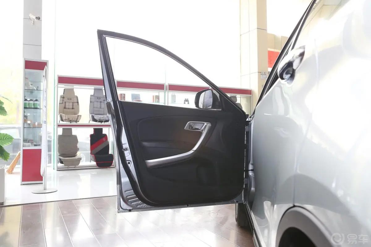 奔腾X802.3L  自动 时尚型驾驶员侧车门内门板