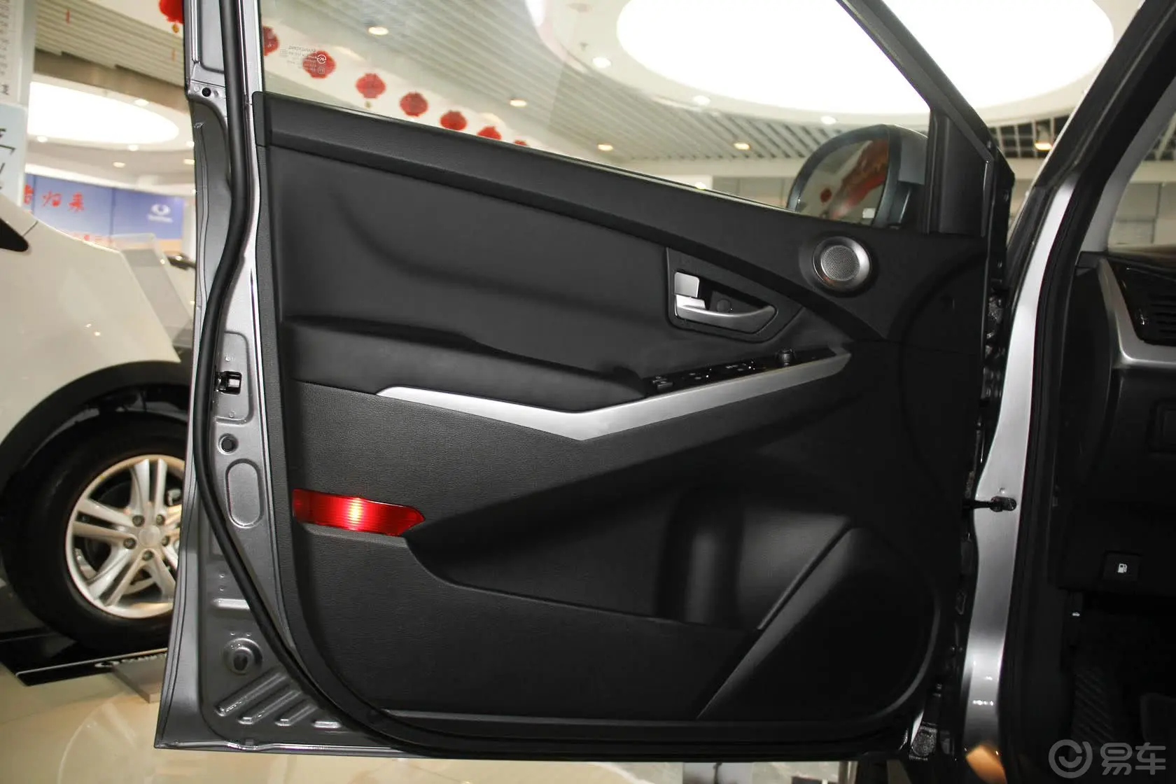 柯兰多2.0L 手自一体 四驱 豪华导航版 汽油驾驶员侧车门内门板