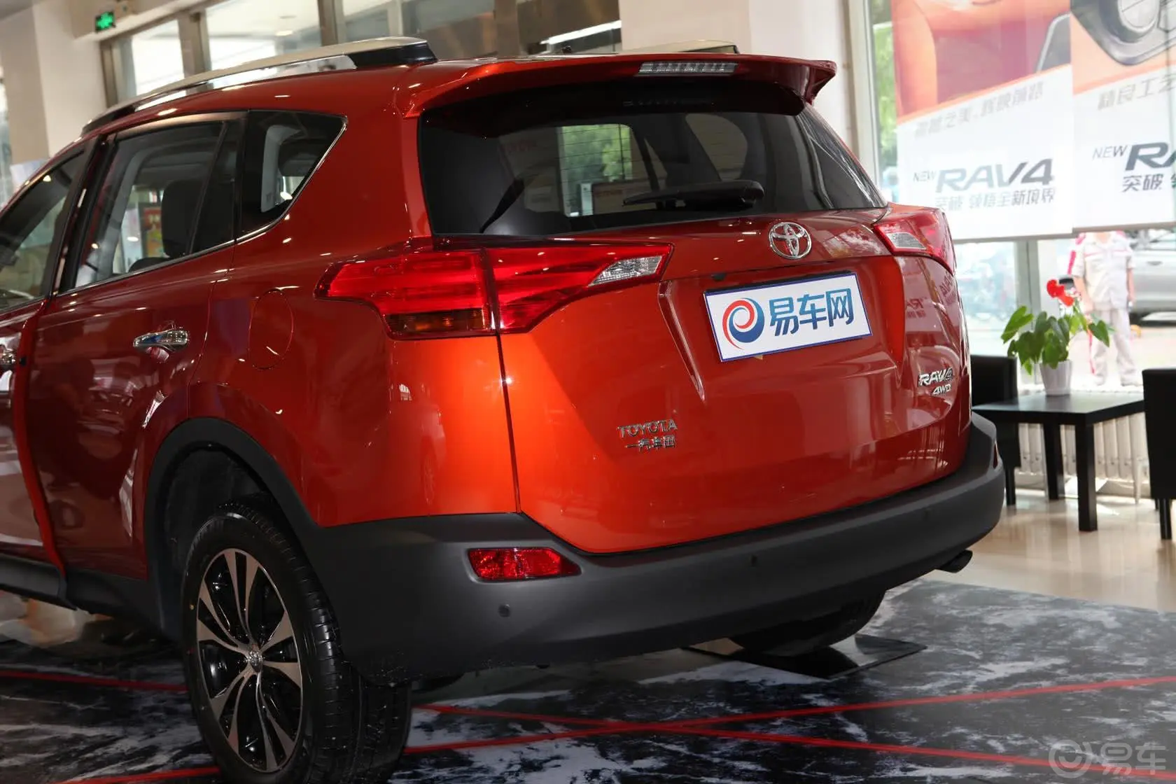 RAV4荣放2.5L 手自一体 豪华版外观