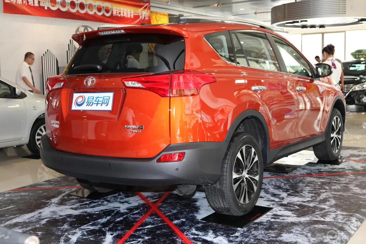 RAV4荣放2.5L 手自一体 豪华版侧后45度车头向右水平