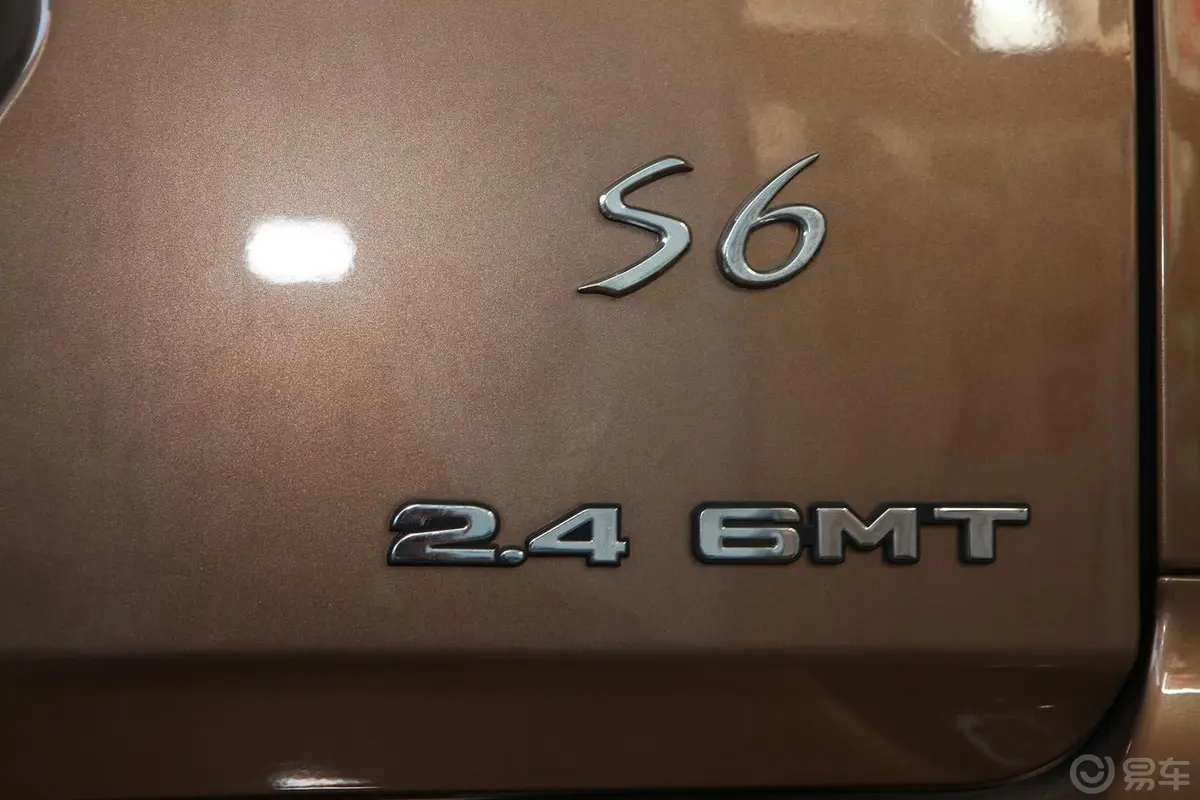 比亚迪S62.4L 手动 精英型 白金版尾标