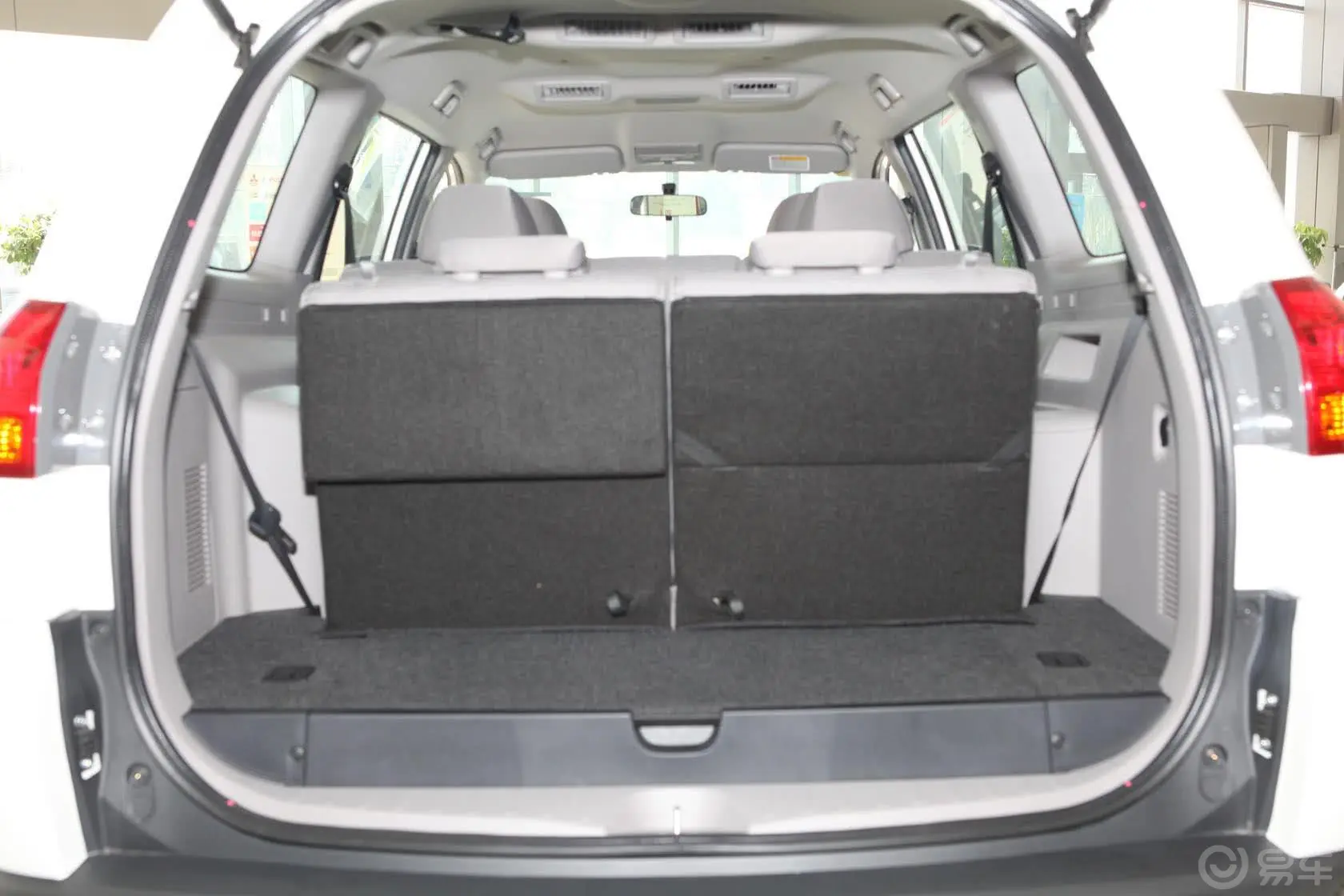 帕杰罗·劲畅2.4L 手动 两驱 舒适版行李箱空间