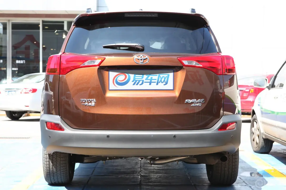 RAV4荣放2.0L CVT 新锐版正后水平