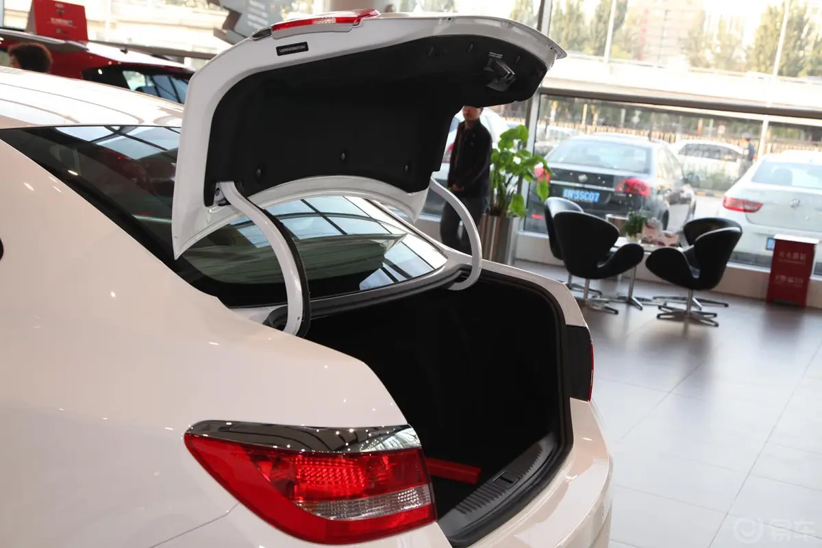 英朗GT 1.6L 自动 时尚型行李厢开口范围