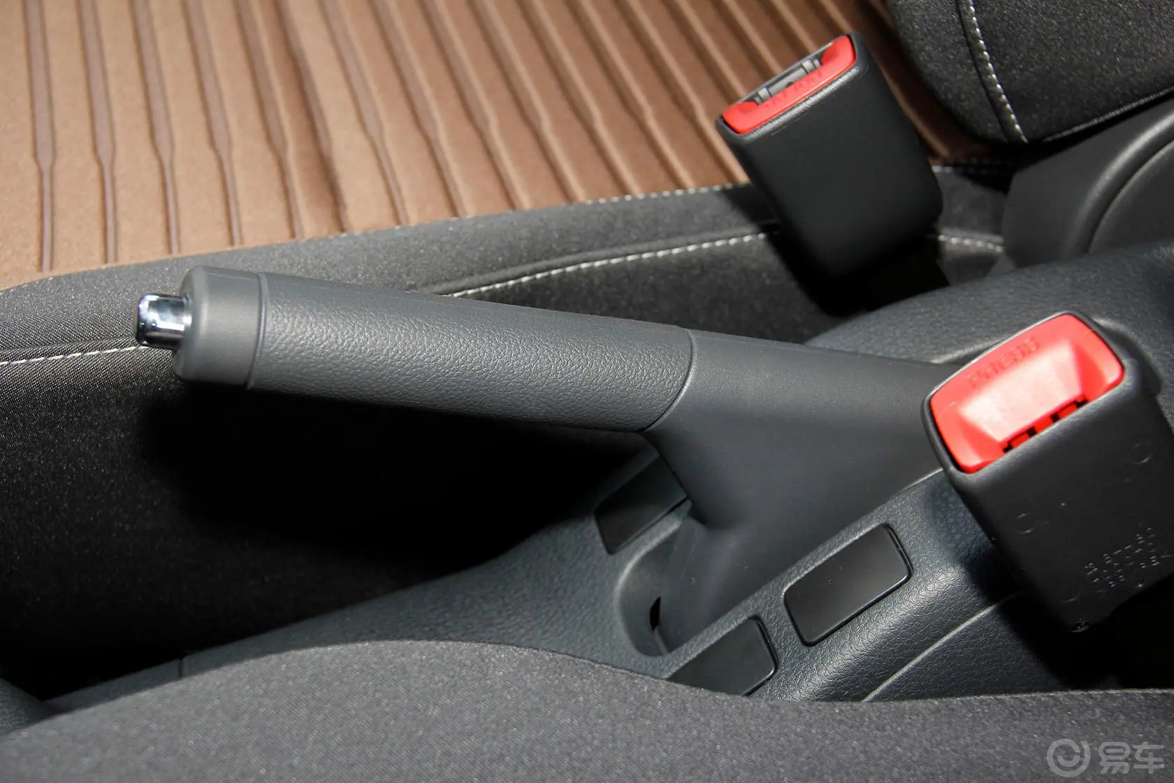 天语 SX4两厢 酷锐版 1.6L 自动 灵动型驻车制动（手刹，电子，脚刹）