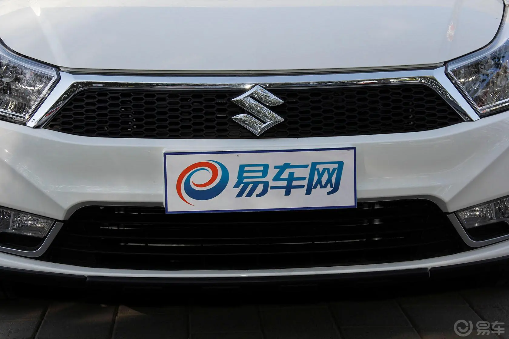 天语 SX4两厢 酷锐版 1.6L 自动 灵动型前格栅侧俯拍