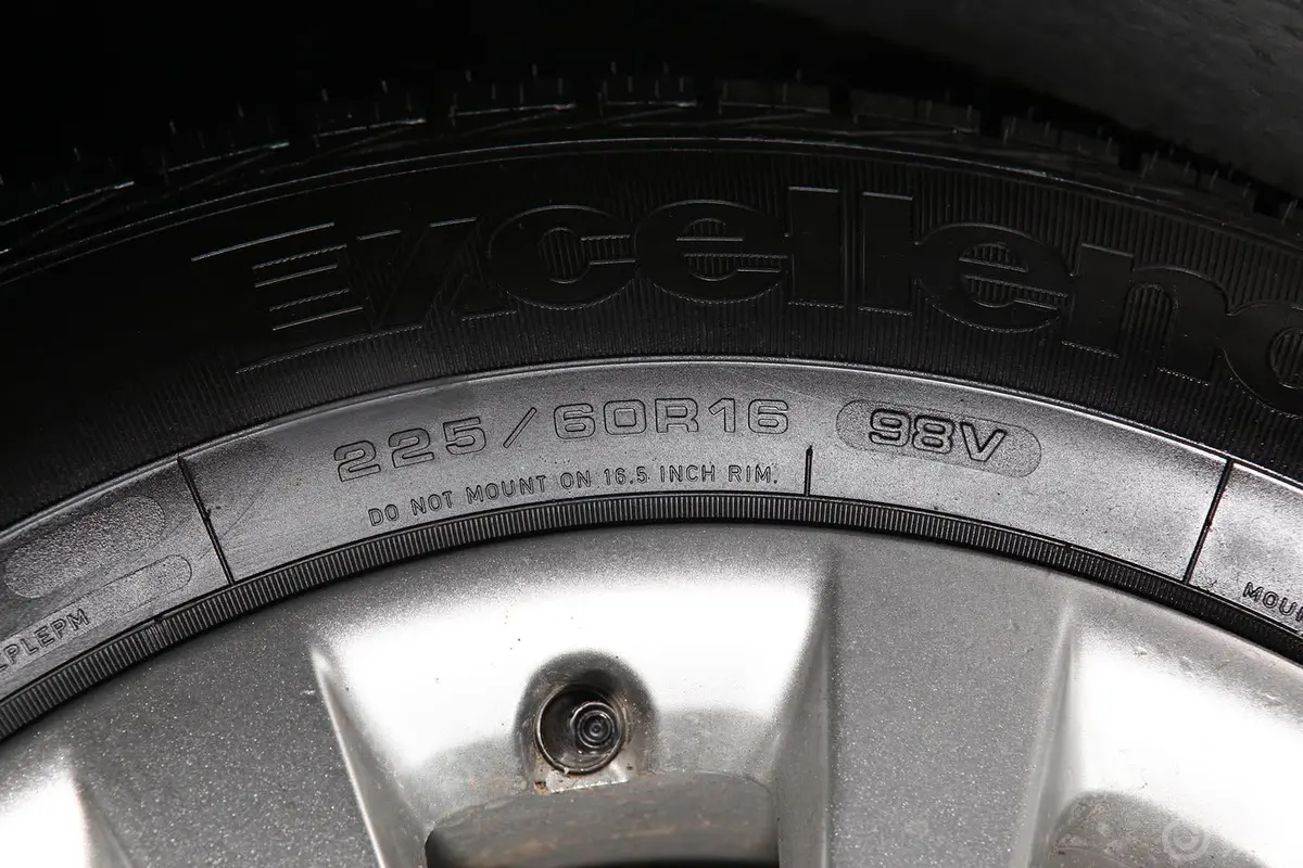 雪铁龙C52.3L 自动 尊驭型轮胎规格