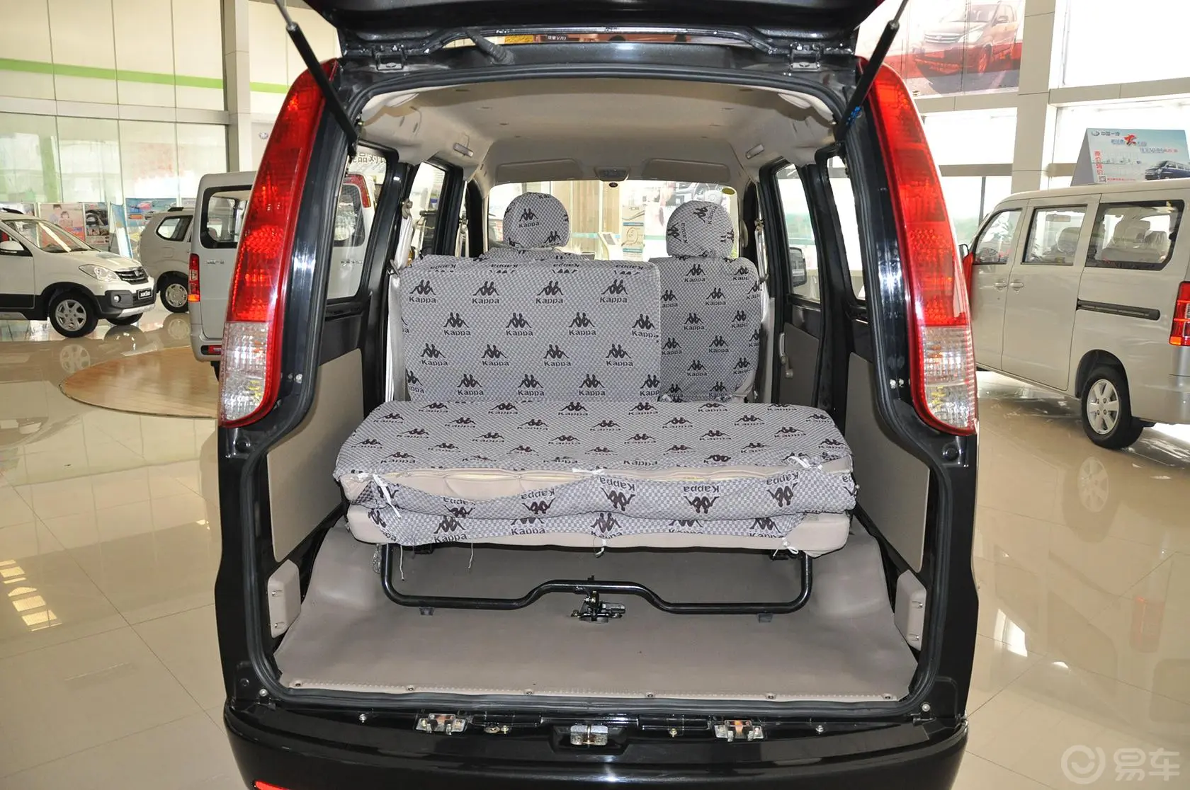 佳宝V70V70 1.0L 标准型(空调)行李箱空间