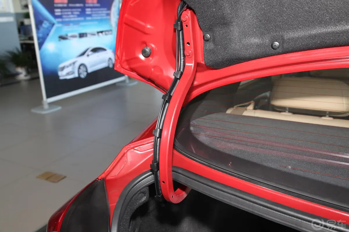 朗动1.8L 自动 尊贵型行李厢支撑杆