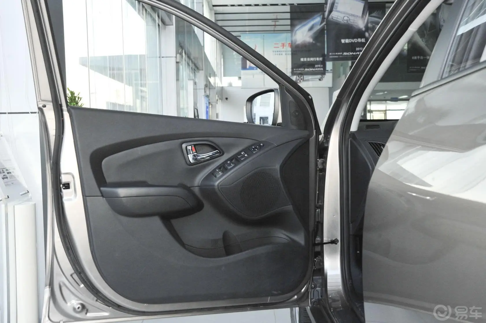 现代ix352.0L GLS 自动 四驱 智能型 国IV驾驶员侧车门内门板