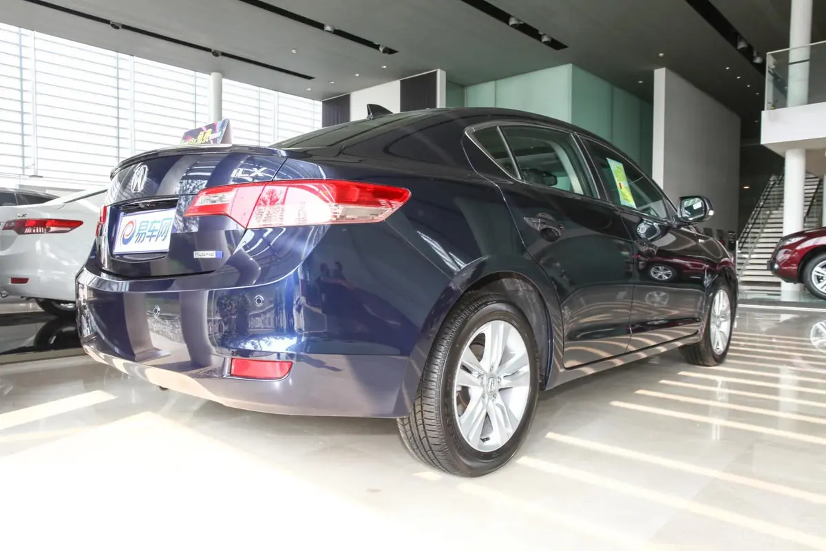 讴歌ILX2.0L 精锐版侧后45度车头向右水平