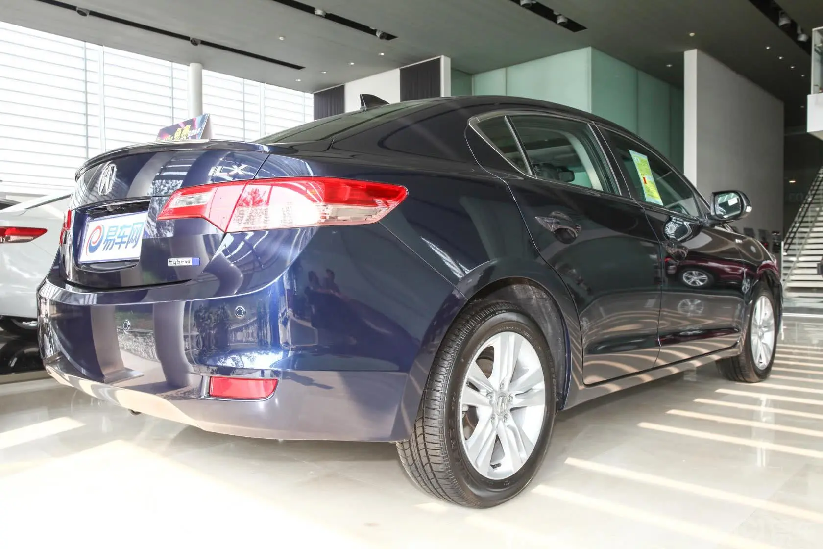 讴歌ILX1.5L CVT 混合动力侧后45度车头向右水平