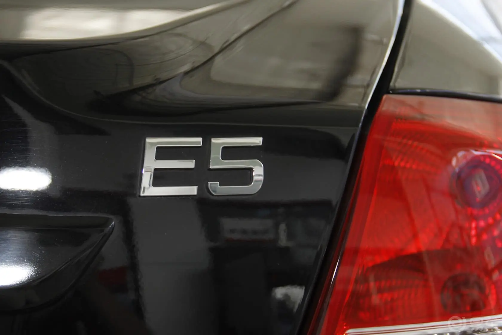 奇瑞E51.5L 手动 卓悦天窗版尾标