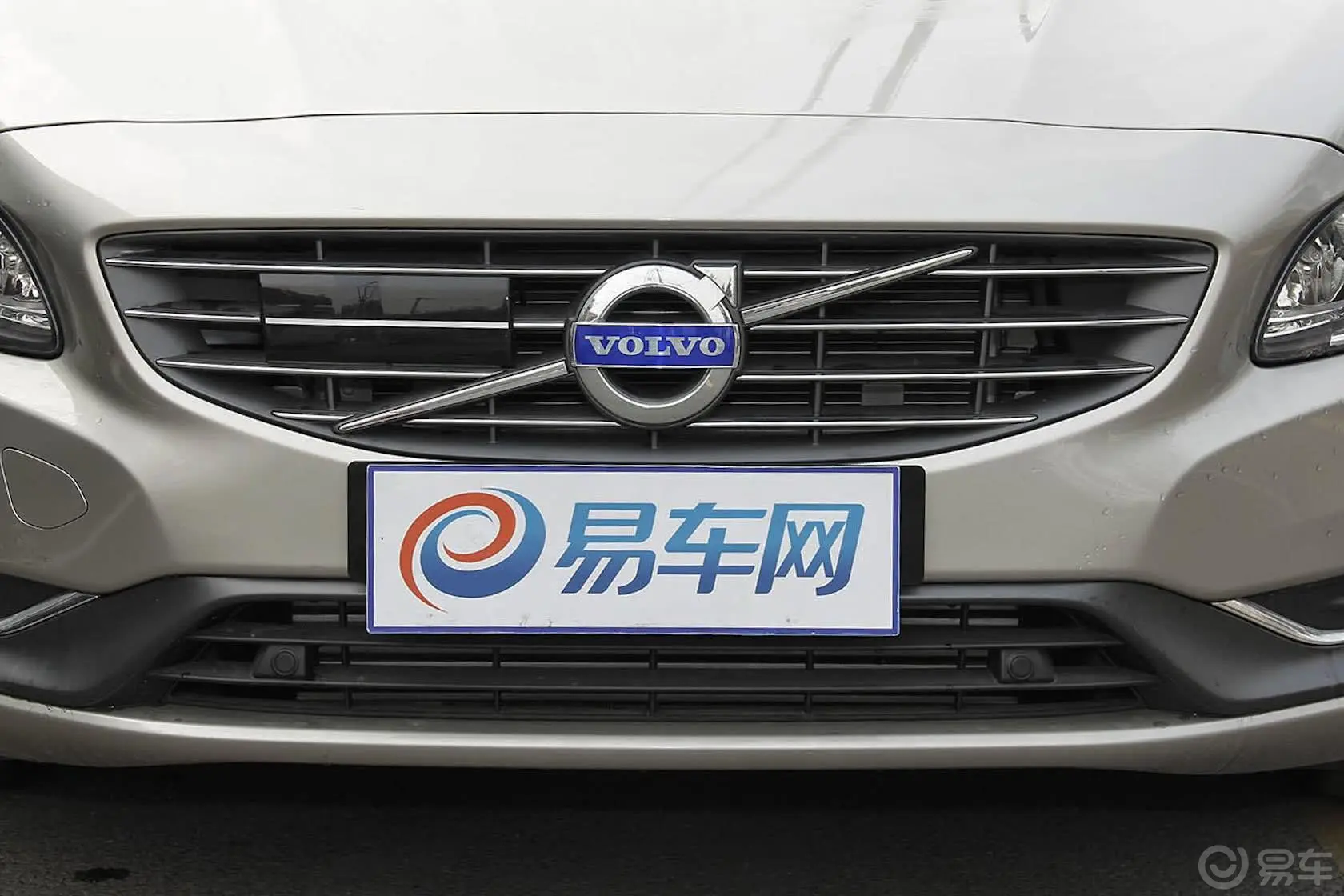 沃尔沃S60(进口)2.0T 手自一体 T5 智雅版前格栅侧俯拍