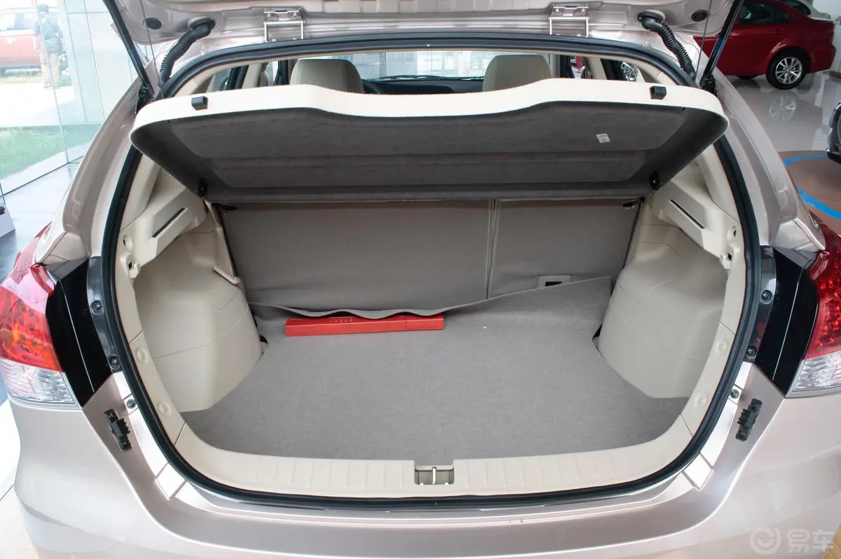 V6菱仕1.5L 手动 女性豪华版行李箱空间
