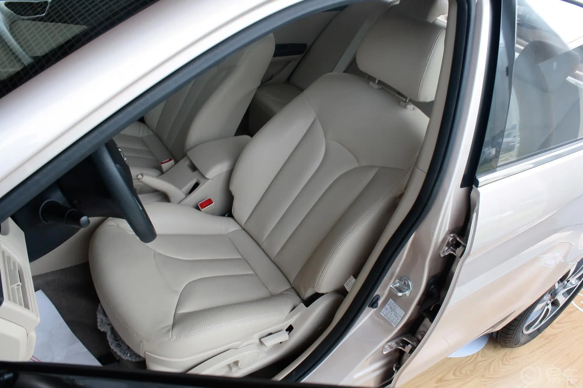 V6菱仕1.5L 手动 女性豪华版驾驶员座椅