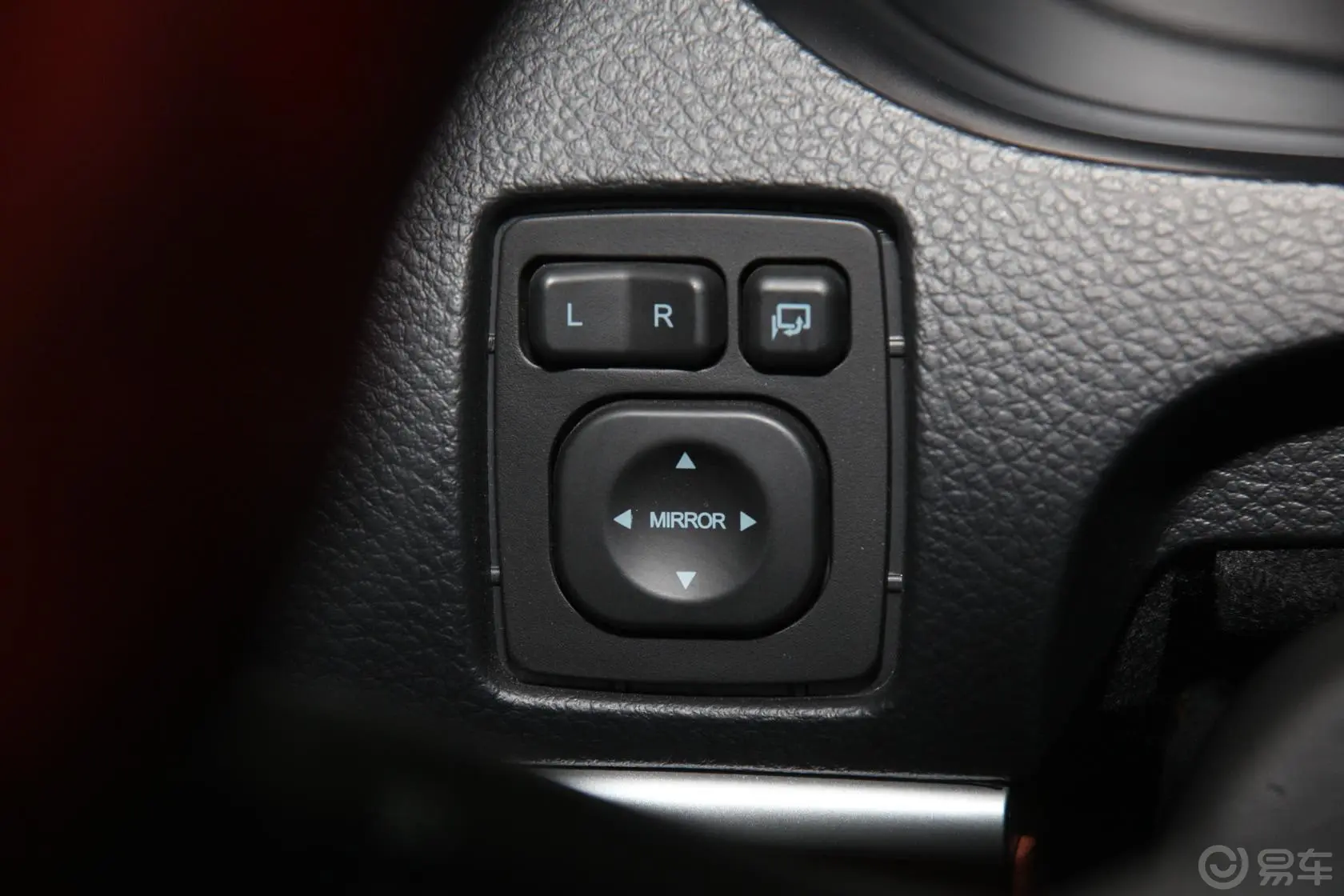 大7 SUV锋芒限量版 2.2T 自动 两驱 智慧型 外后视镜控制键
