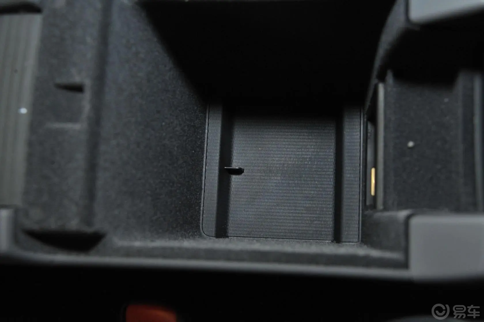 沃尔沃XC60(进口)2.0T T5 改款 智雅版前排中央扶手箱空间