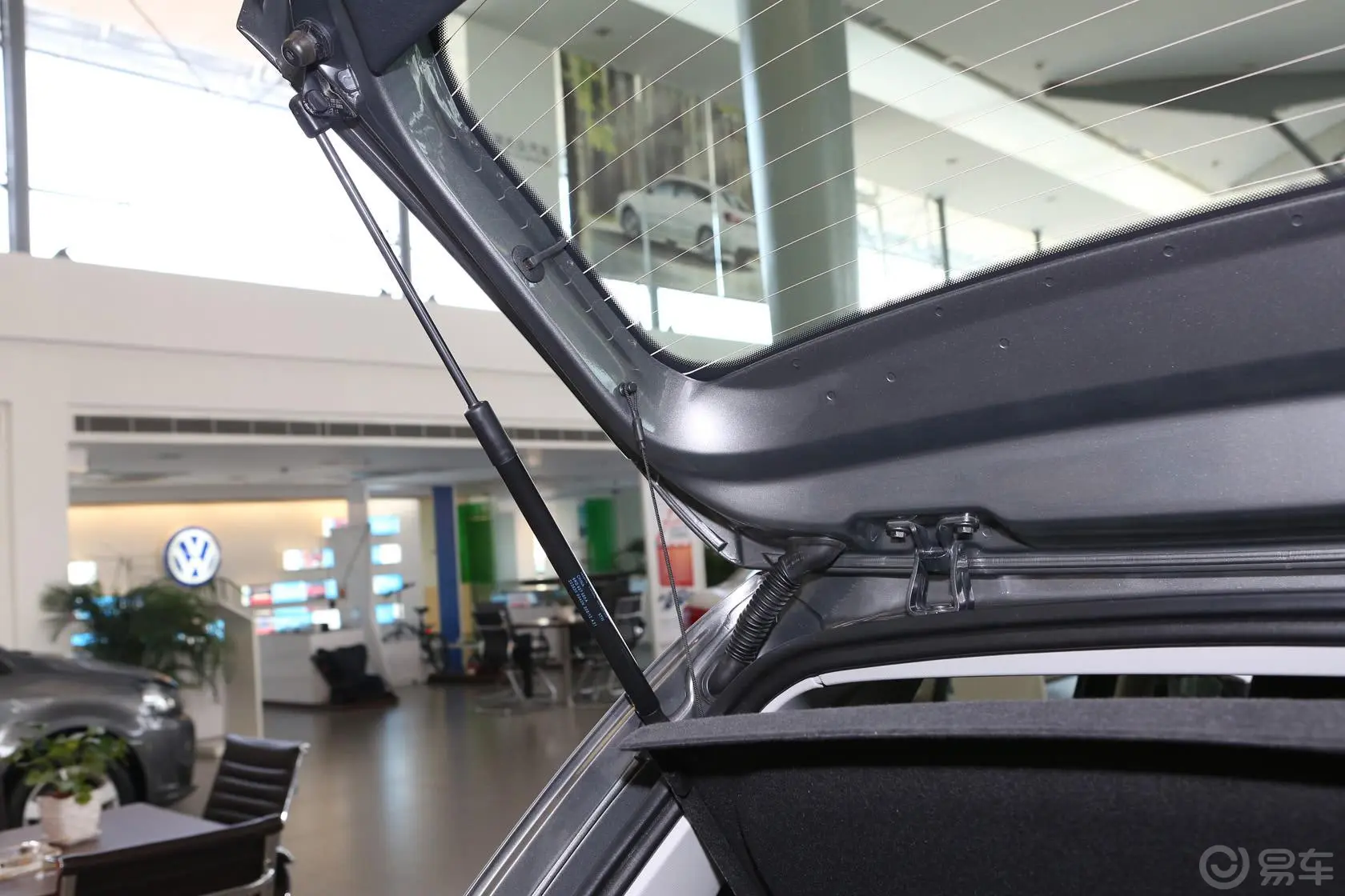 Polo1.4L 自动 豪华版行李厢支撑杆