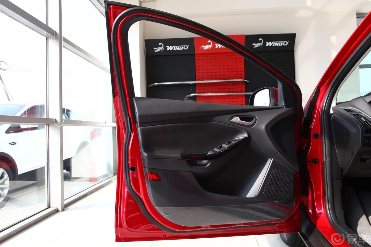 福克斯两厢 2.0L 自动 豪华运动型驾驶员侧车门内门板