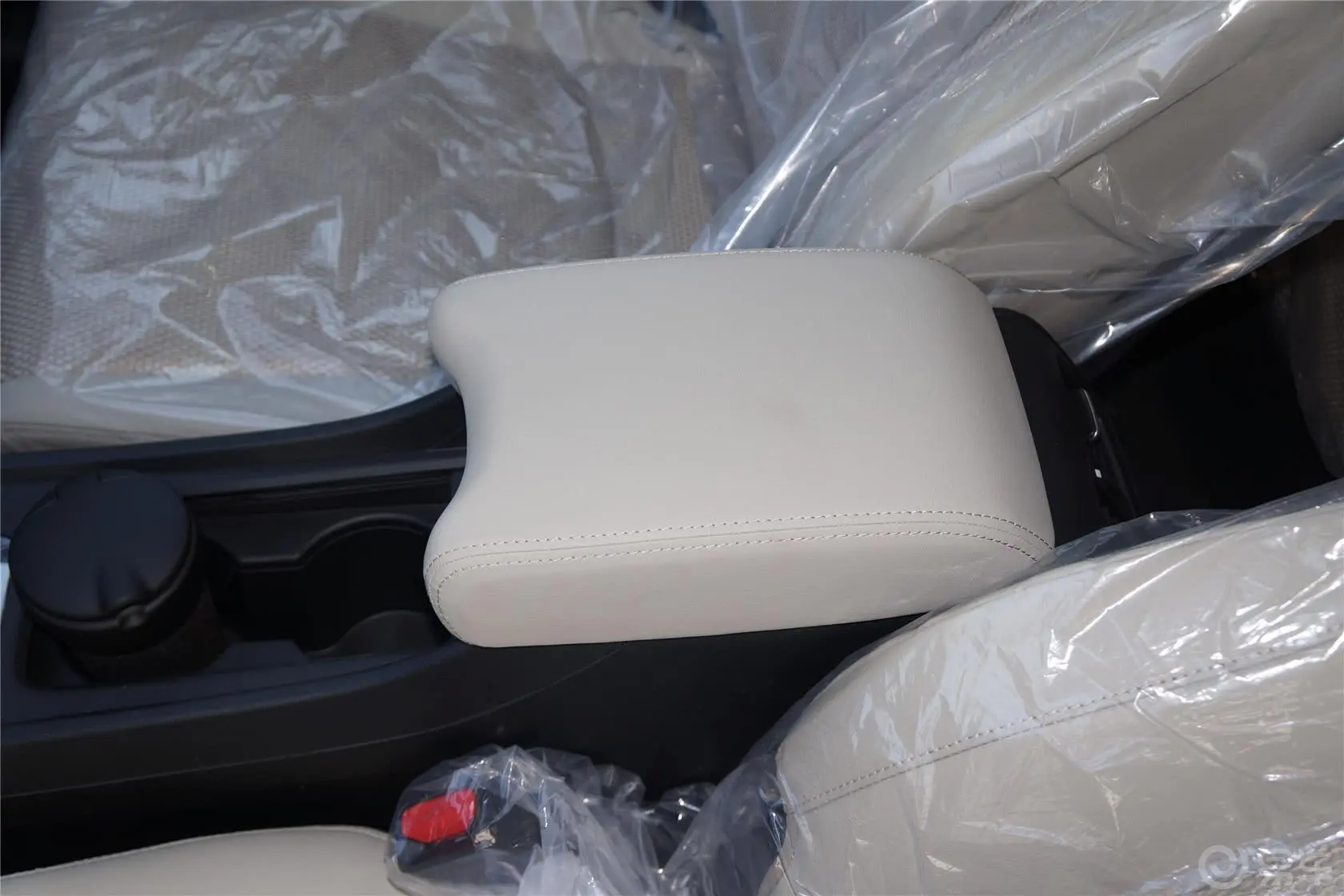 杰德1.8L 5AT 舒适型（六座）前排中央扶手箱