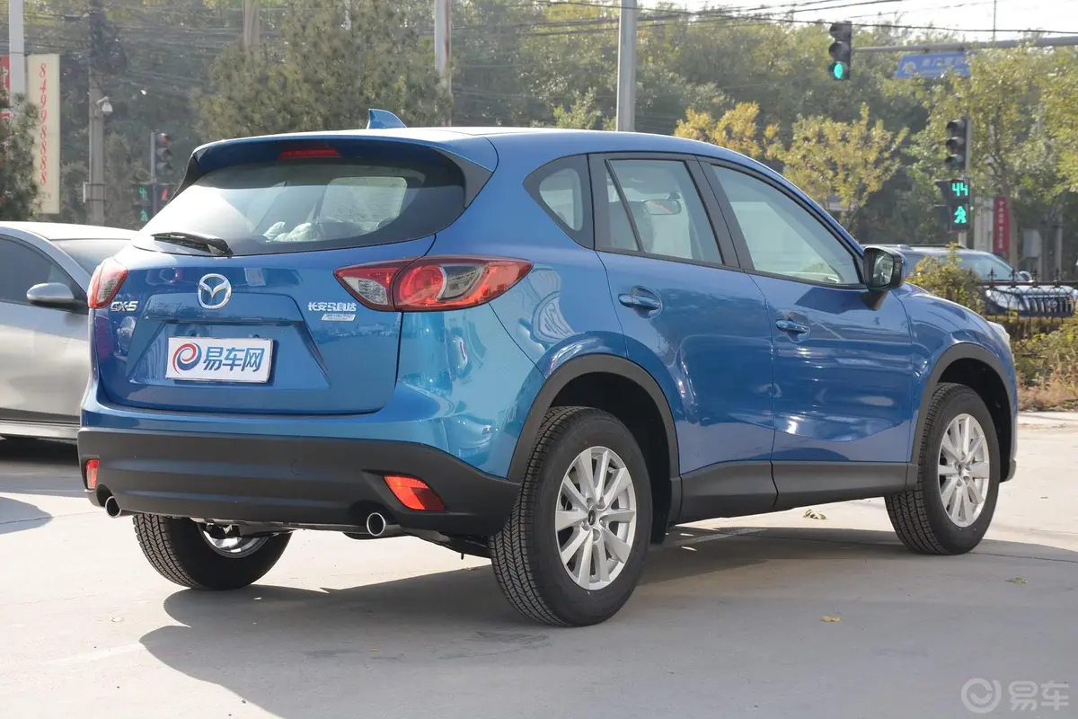 马自达CX-52.0L 自动 两驱 舒适型侧后45度车头向右水平