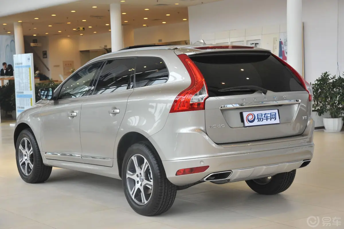 沃尔沃XC60(进口)2.0T T5 改款 智雅版侧后45度车头向左水平