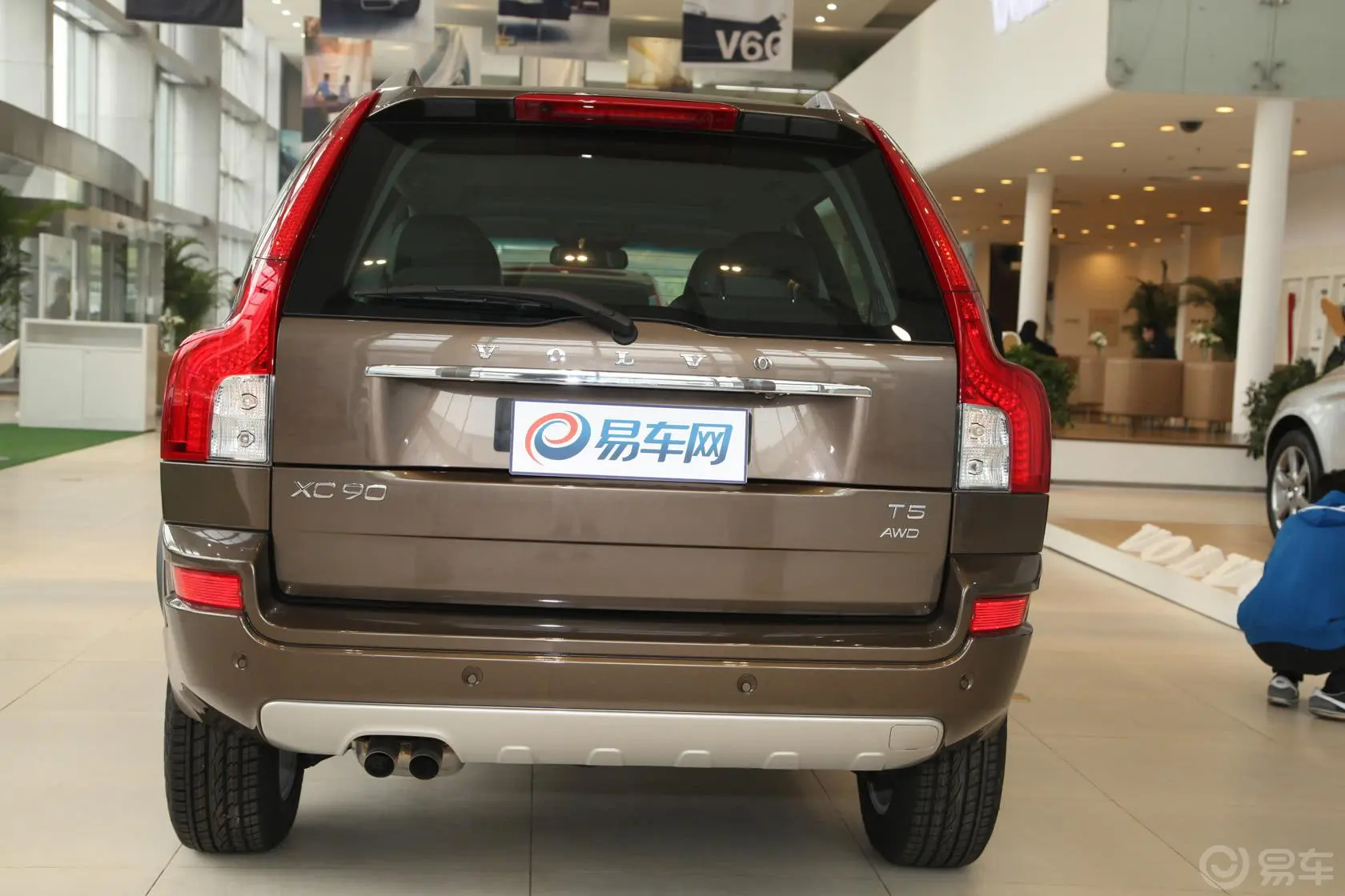 沃尔沃XC902.5T T5 豪华版正后水平