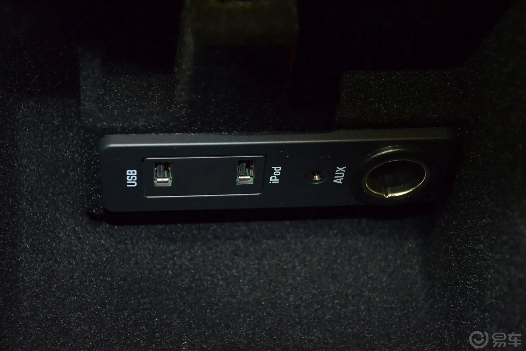 揽胜极光(进口)2.0T 5门耀真版USB接口